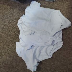Set of 3 onesies size 6 to 12 months